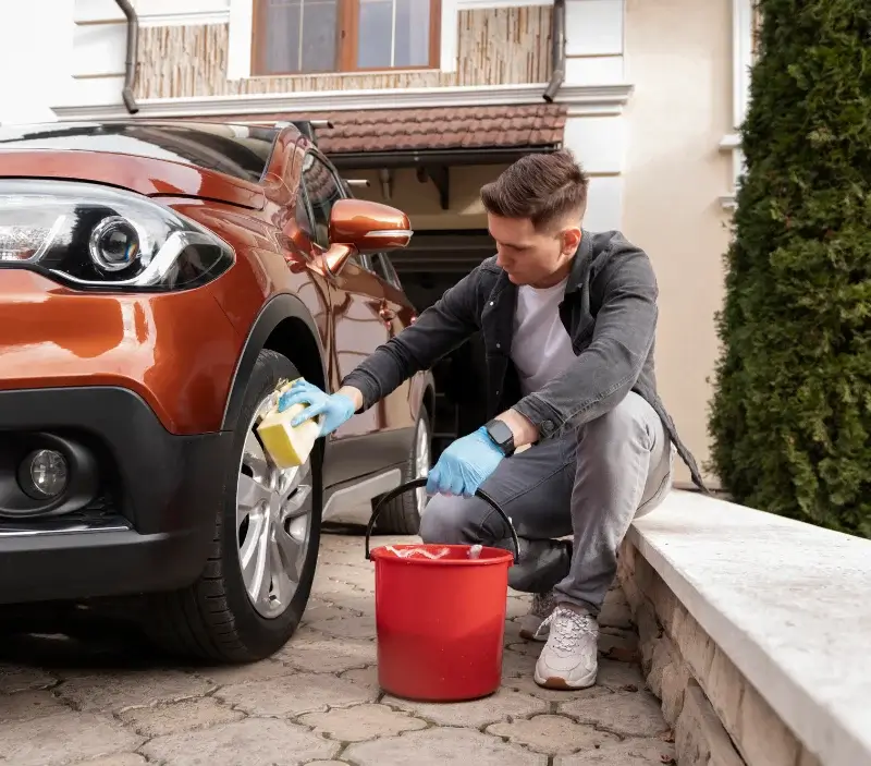 Lavage auto à domicile Saint-Aubin-de-Médoc : professionnel intervenant sur un véhicule